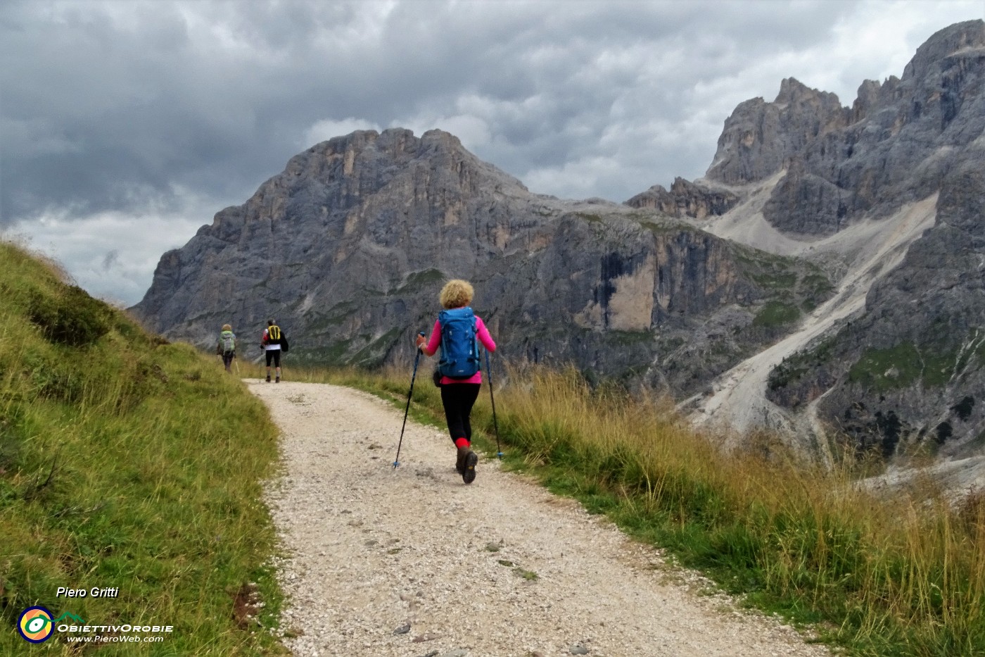 34 Sulla sterrata per Monte Castellazzo.JPG